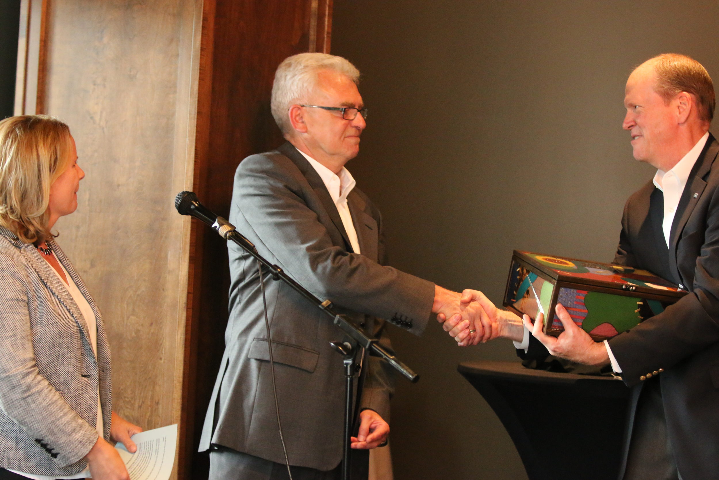 Klaus Thiessen accepts gift
